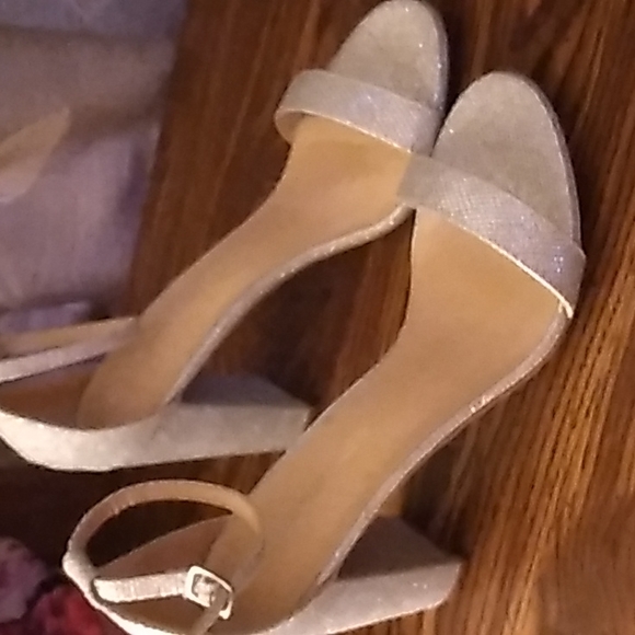 Clothes, heeled shoes, purse - Picture 6 of 11